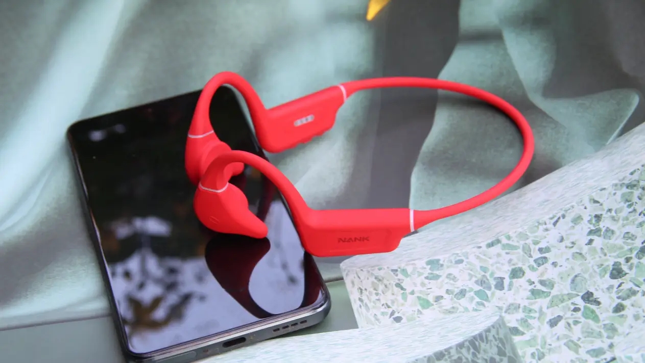 What kind of headphones are suitable for running? These bone conduction headphones​ are easy to use and comfortable!(pic1)